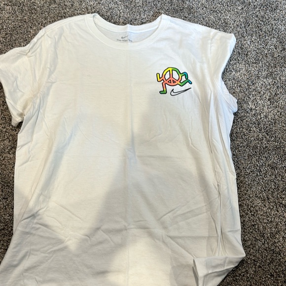 The Nike Tee - Peace Sign - Picture 1 of 2